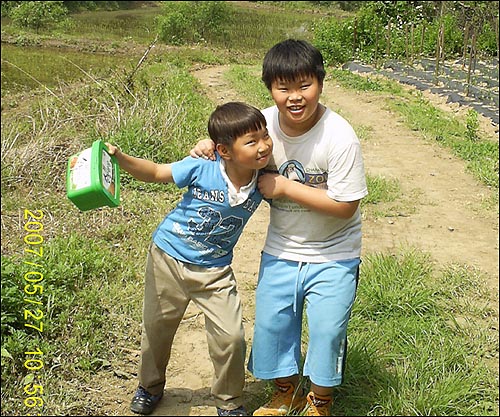 어느새 친해진 두 아이 